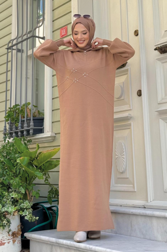 Yaka Kısmı Fermuarlı Taş Detaylı Uzun Triko Elbise 2-1555 Vizon - Bym Fashion