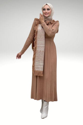 Kolları Metal Zımba Detay Omuz Kısımları Fırfırlı Yarım Boğaz Kendinden Şerit Görünümlü Triko Elbise 22204 Taba - Bym Fashion