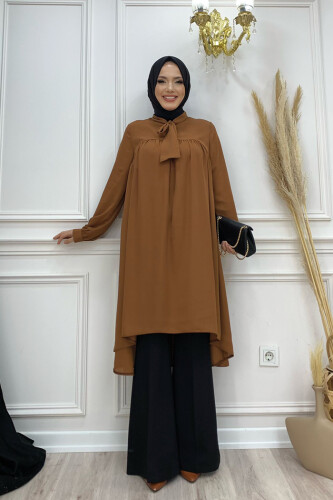 Chiffon-Tunika mit Kragendetail, taillierten Ärmeln und Manschetten 2454 Hellbraun - Bym Fashion