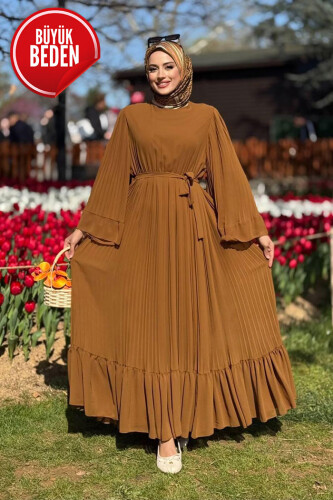 Büyük Beden Piliseli Fırfır Görünümlü Astarlı Şifon Elbise 3404-1 Taba - Bym Fashion