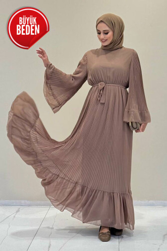 Büyük Beden Piliseli Fırfır Görünümlü Astarlı Şifon Elbise 3404-1 Vizon - Bym Fashion