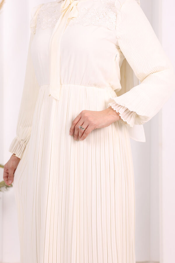 Piliseli Omuz Kısmı Dantel Görünümlü Yaka Detay Elbise 3726 Ekru - 5