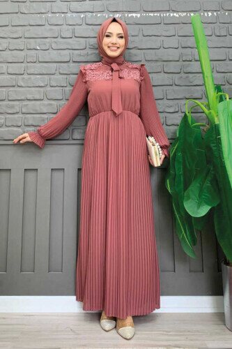 Piliseli Omuz Kısmı Dantel Görünümlü Yaka Detay Elbise 3726 Gül Kurusu - Bym Fashion