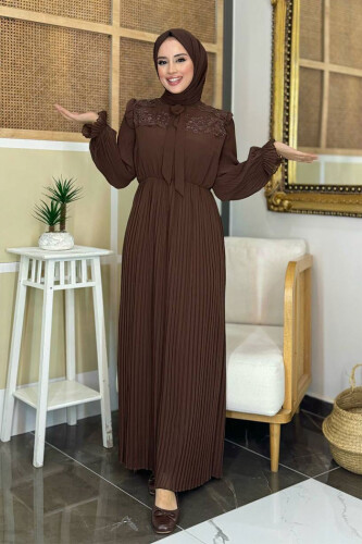 Piliseli Omuz Kısmı Dantel Görünümlü Yaka Detay Elbise 3726 Kahverengi - Bym Fashion
