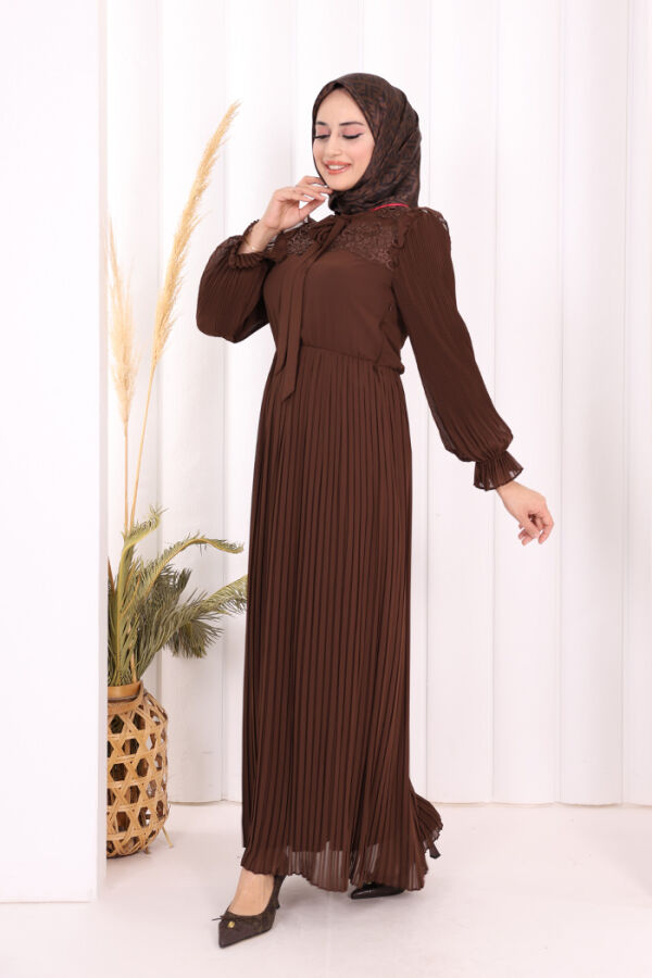 Piliseli Omuz Kısmı Dantel Görünümlü Yaka Detay Elbise 3726 Kahverengi - 3