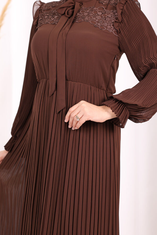 Piliseli Omuz Kısmı Dantel Görünümlü Yaka Detay Elbise 3726 Kahverengi - 6