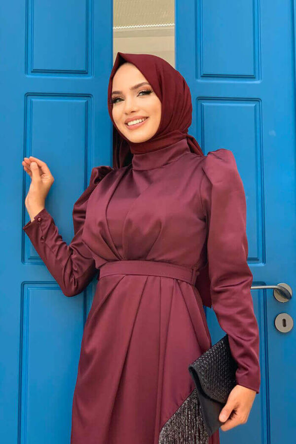 فستان سهرة من الساتان بتفاصيل شرابة التنورة وإكسسوارات الحزام 3763 أحمر كلاريت - 8