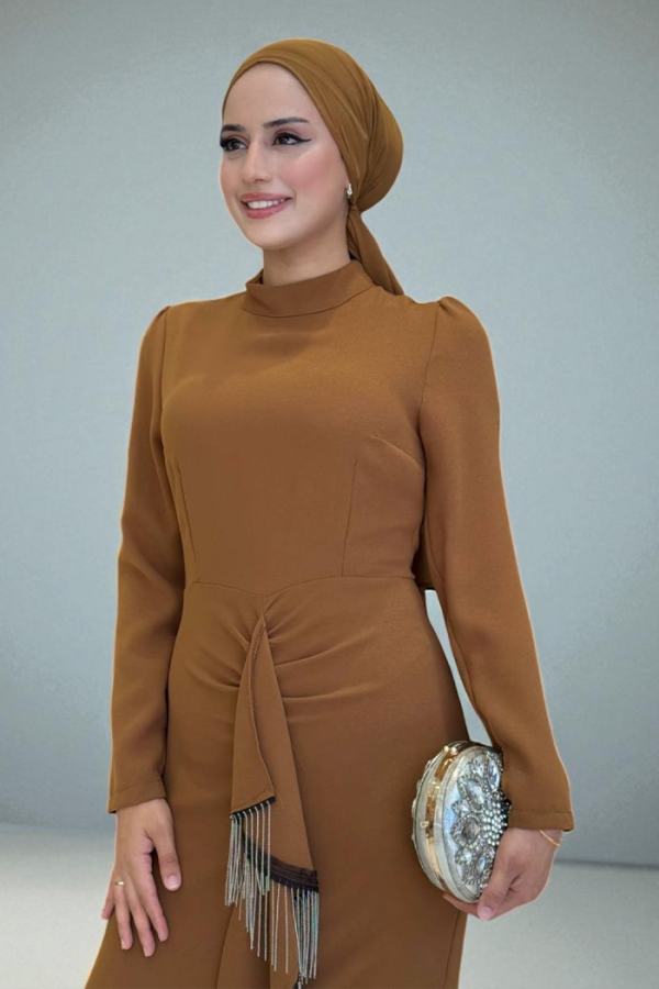 Fischmodell-Abendkleid mit Kettenquastendetail vorne und 3810 Hellbraun - 3
