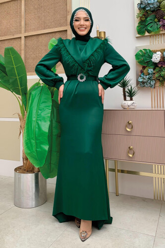 Tüylü Kuyruklu Kemer Aksesuarlı Saten Abiye Elbise 3869 Zümrüt - Bym Fashion