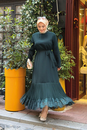 Etek Ucu Piliseli Dantel Görünümlü Kuşaklı Elbise 3890 Zümrüt - Bym Fashion