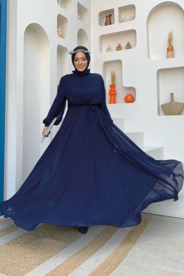 Halbhalsausschnitt, detaillierte Vorderseite, mehrlagiges, gefüttertes Chiffon-Abendkleid 4976, Marineblau - 2