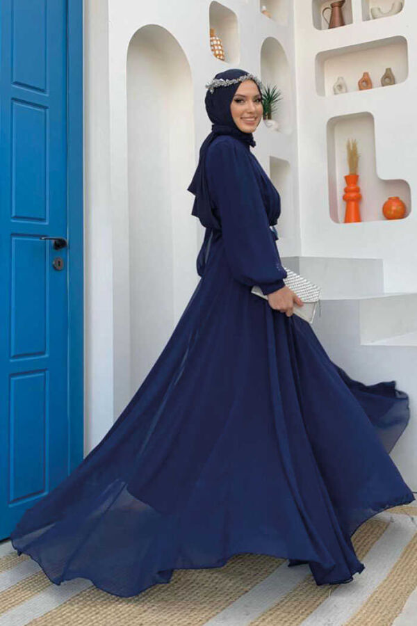 Halbhalsausschnitt, detaillierte Vorderseite, mehrlagiges, gefüttertes Chiffon-Abendkleid 4976, Marineblau - 3