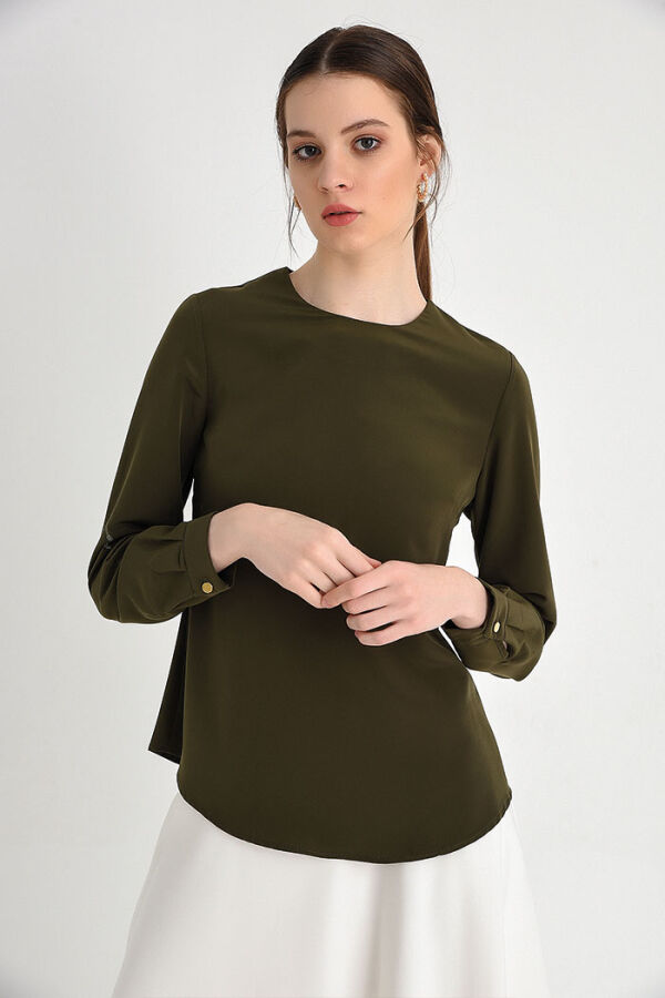 Kurze Unterwäschebluse mit geradem Rundhalsausschnitt und Manschettenknöpfen, 5298 Khaki - 5