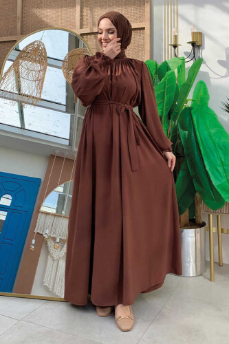 Yaka ve Kol Manşetleri Büzgü Görünümlü Kuşaklı Elbise 6014 Kahverengi - Bym Fashion