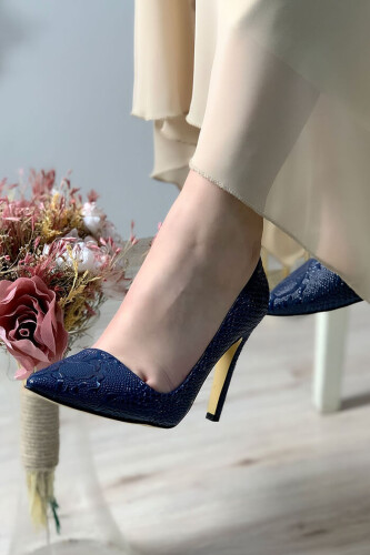 6536 Kabartma Desenli Stiletto Lacivert - Bym Fashion
