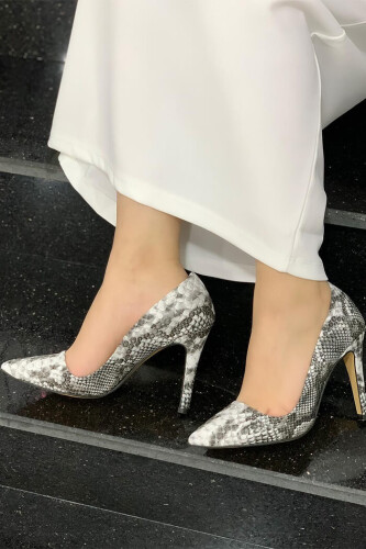 6540 Desenli Deri Stiletto Gri - Bym Fashion