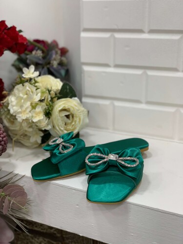 6557 Saten Taşlı Terlik Zümrüt - Bym Fashion