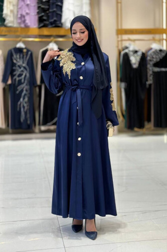 عباءة ساتان مزينة بدانتيل مزينة بأزرار على الكتف 7813 كحلي 