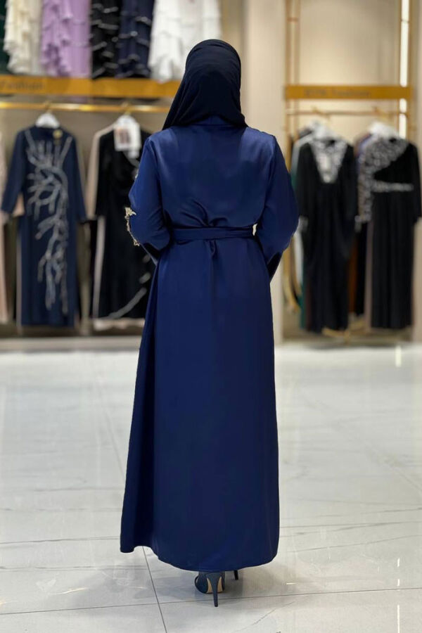 عباءة ساتان مزينة بدانتيل مزينة بأزرار على الكتف 7813 كحلي - 2