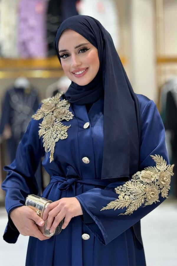 عباءة ساتان مزينة بدانتيل مزينة بأزرار على الكتف 7813 كحلي - 4