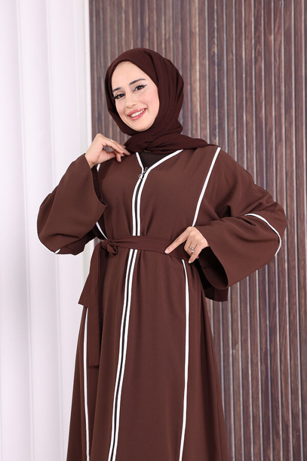 Çizgi Desenli Önü Boydan Fermuarlı Bel Kuşaklı Ferace 7885 Kahverengi - 5
