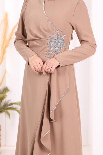 Bel Kısmı Taş İşlemeli Fırfır Görünümlü Elbise 3894 Vizon - 6