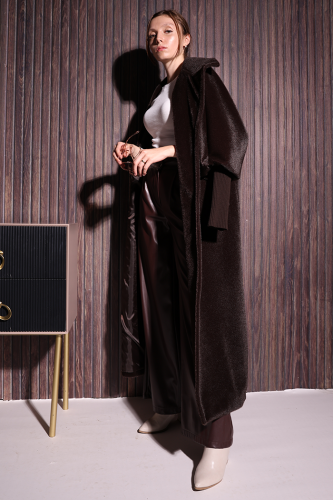 Bel Kuşaklı Yaka Taş Broş Detaylı Uzun Kaban 7923 Kahverengi - Bym Fashion